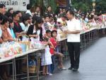 ตักบาตร+ปลูกต้นไม้ ต้อนรับปีใหม่ 54