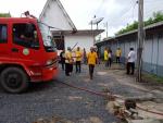 การฉีดล้างทำความสะอาดห้องน้ำภายในบริเวณวัดเขาขุนพนม